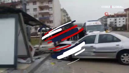Ankara'da otomobil otobüs durağına çarptı: 2 yaralı