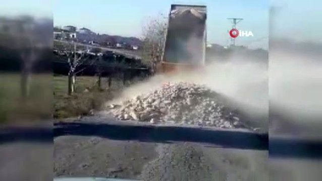 Hafriyat kamyonu sürücüsü yola hafriyat döküp böyle kaçtı