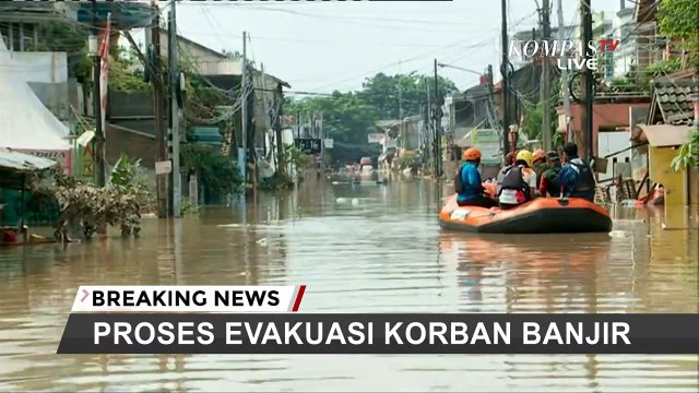 Miris! Ditinggal Majikannya, Anjing Ini Terjebak di Tengah Kepungan Banjir