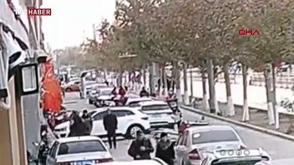 Acemi sürücü berber dükkanına daldı