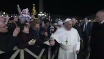 Papa Francesco si arrabbia con la fedele che lo strattona (01.01.20)