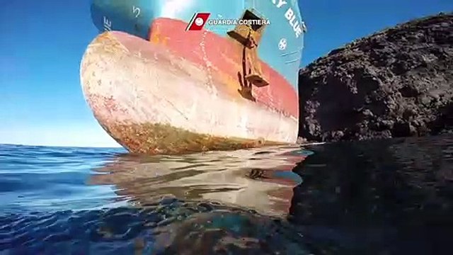 Sardegna - Nave incagliata a Sant'Antioco, prosegue monitoraggio Guardia Costiera (02.01.20)