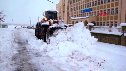 Bitlis'te kar 50 köy yolunu ulaşıma kapattı