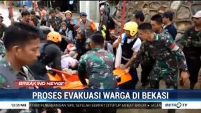 Proses Evakuasi Warga di Perum Pondok Gede Permai
