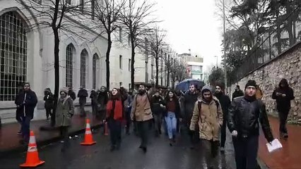 İstanbul Üniversitesi öğrencilerinden yemekhane zammına karşı dilekçelerini vermek üzere rektörlüğe yürüyor