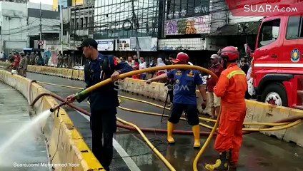 Banjir Surut, Petugas Damkar dan PPSU Mulai Bersihkan Jalan Jatinegara Barat