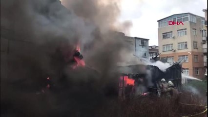 Fatih'te metruk bina alev alev yandı 1
