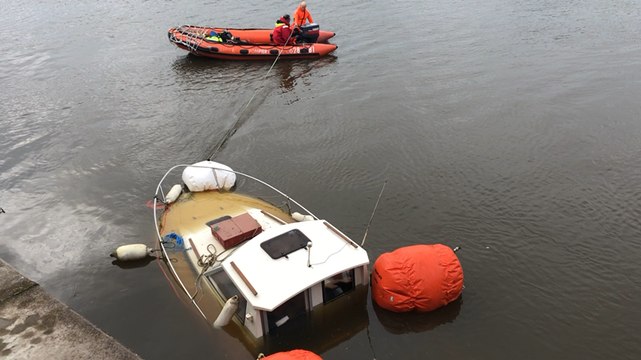 Saint-Gilles-Croix-de-Vie. Les pompiers remorquent un bateau en train de couler