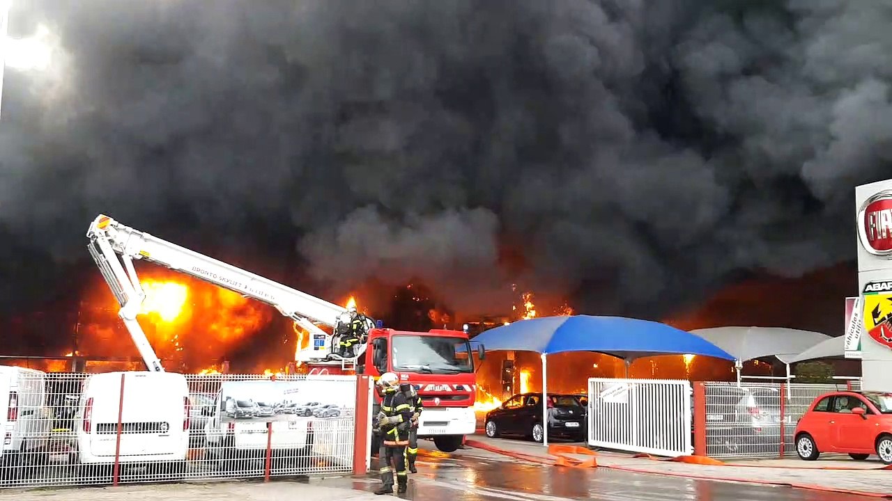 Énorme incendie chez un concessionnaire automobile