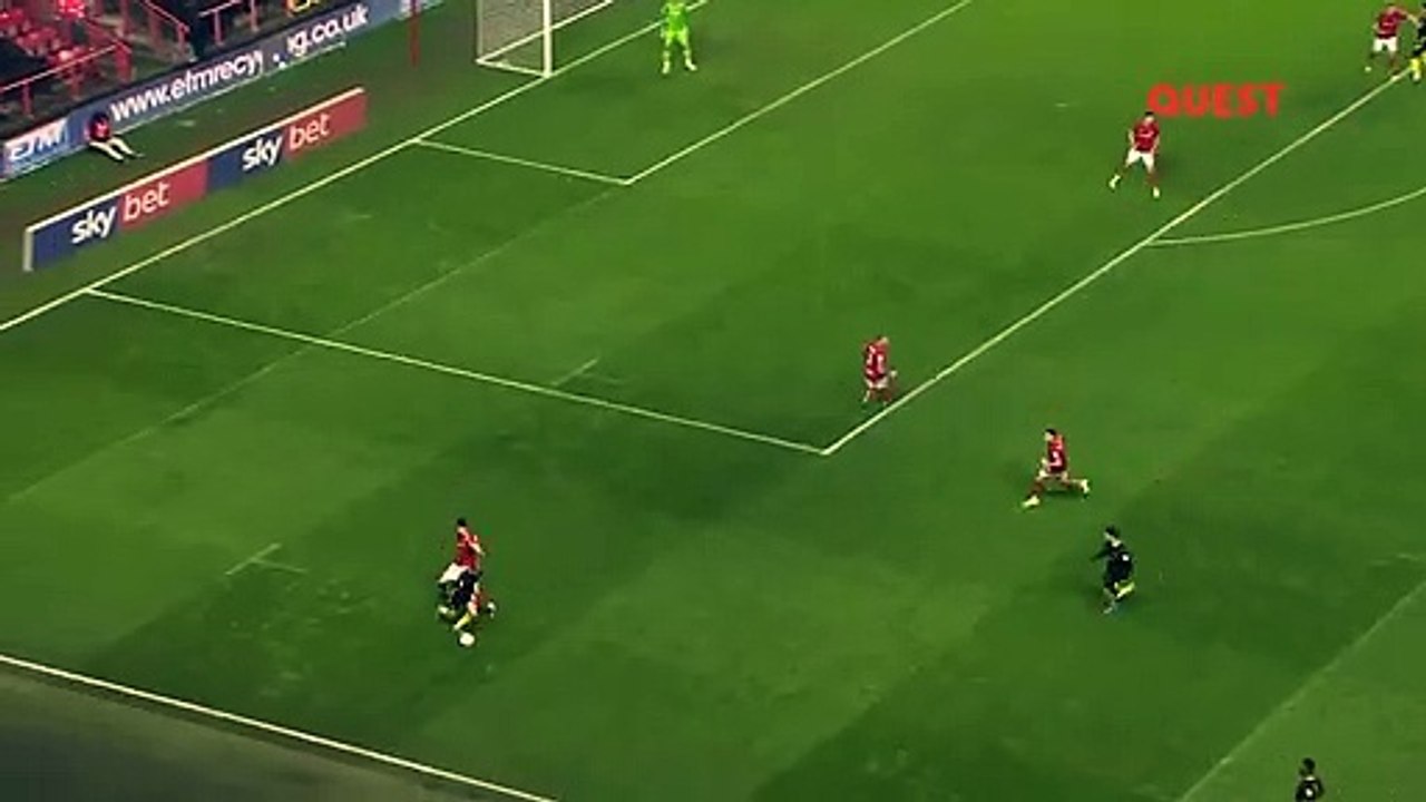 Un magnifique dribble  "arc-en-ciel" parfaitement réussi !