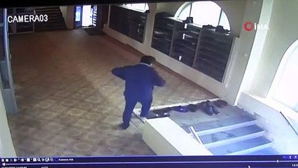 Camide ayakkabı hırsızlığı güvenlik kamerasında