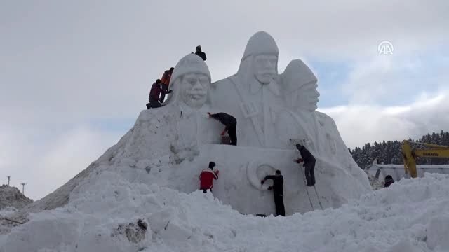 Sarıkamış şehitleri anısına yapılan kardan heykellere yoğun ilgi