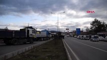 Kırıkkale dijital takograf uygulamasını protesto eden bir grup nakliyeci yolu kapattı