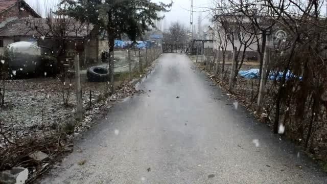Tapulu arazim deyip yolu trafiğe kapattı