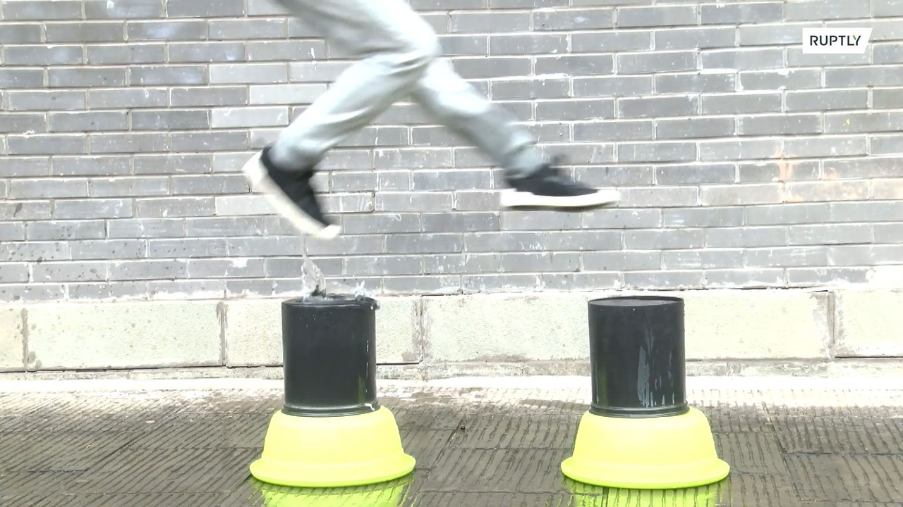Be like Water! - Kung Fu teacher walks on water in Chongqing