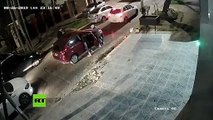 Banda de delincuentes asalta y roba el auto de una aterrorizada mujer en Buenos Aires