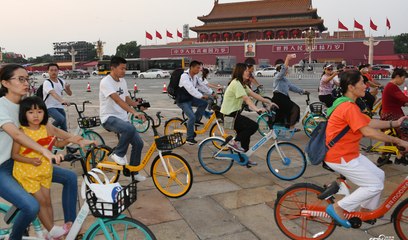 Dramáticas imágenes de una ciclista china arrollada por un camión que sale milagrosamente ilesa