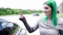 Esta youtuber se inserta un chip RFID en su brazo para abrir su Tesla Model 3