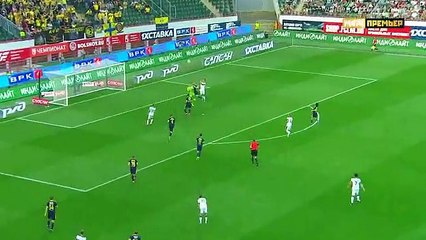 Futbolista ruso se luce evitando por dos veces consecutivas un gol decisivo en el último minuto