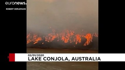 下载视频: Australia, la costa invasa dalle fiamme: turisti in fuga