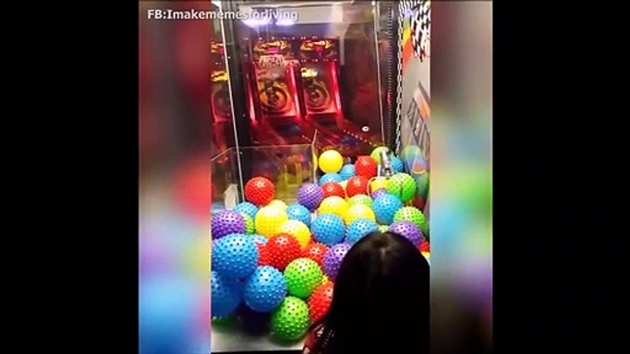Il réussit à attraper une balle dans une machine de fête foraine.. enfin presque