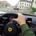 Cette Ferrari crache du feu  au démarrage... puissant