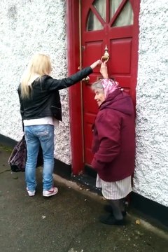 Cette mamie de 90 ans adore faire des blagues