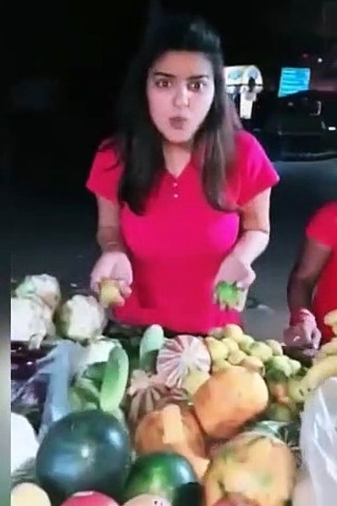 Dumb girl argument with sabjiwala Funny video f...
