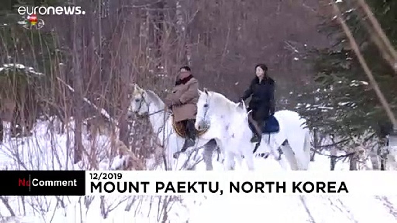 Nordkoreas Märchenprinz reitet durch den weißen Winterwald