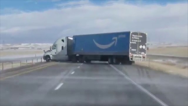 Touché par de très fortes rafales de vent dans le Colorado, ce camion devient incontrôlable