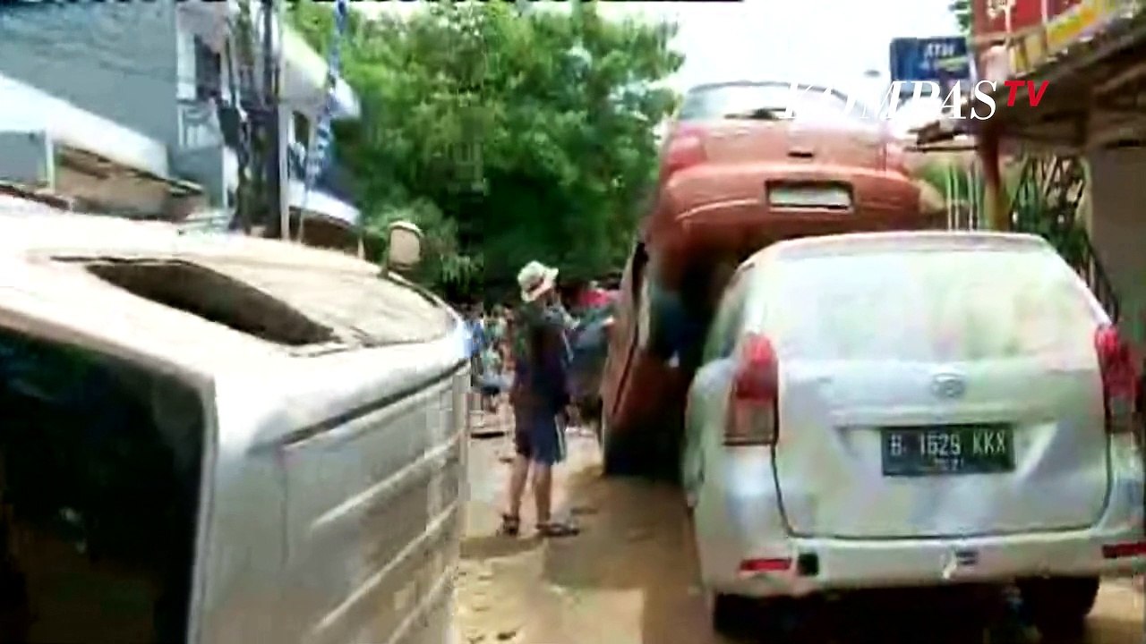 Begini Tumpukan Mobil di Pondok Gede Permai Usai Banjir