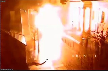 El momento exacto de la explosión de un coche bomba en Irlanda del Norte