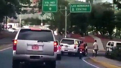 Así salen escoltados por la Policía los miembros de la Embajada de EE.UU. en Caracas