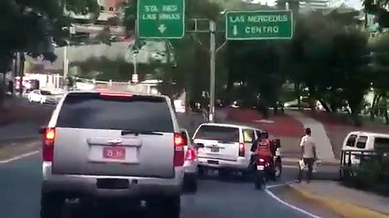 Así salen escoltados por la Policía los miembros de la Embajada de EE.UU. en Caracas