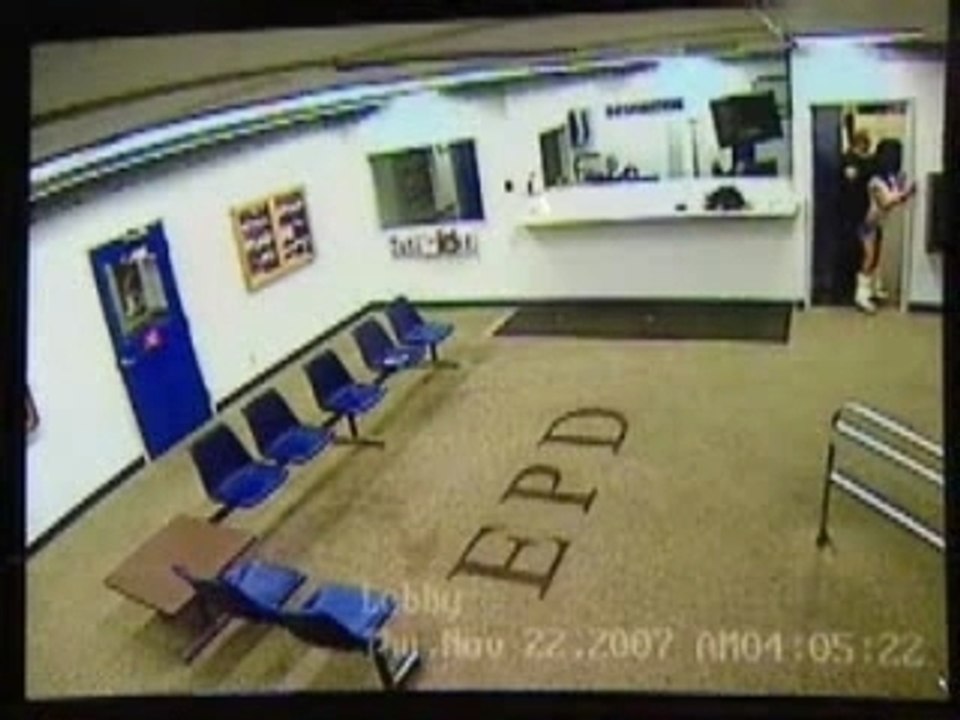 la police tire avantage d'une fille bouré