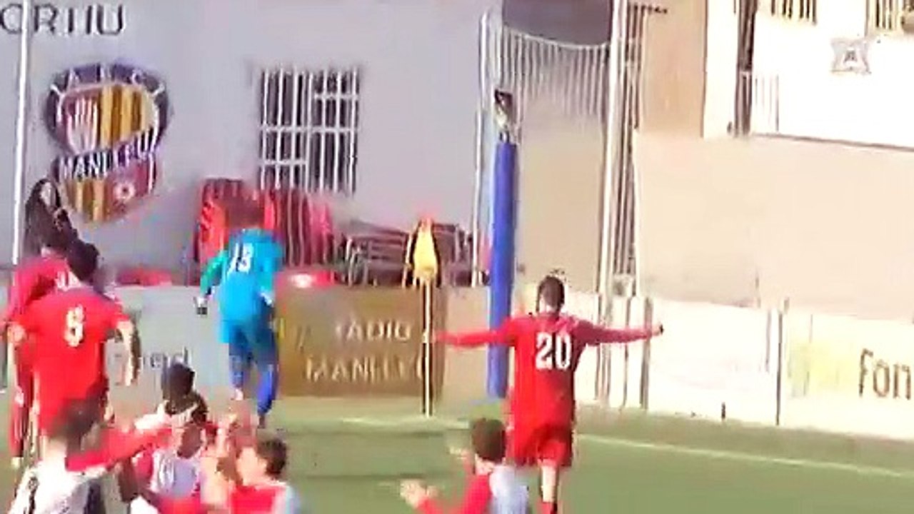 Este portero anota un agónico gol con la 'mano de Dios' y luego agrede al árbitro por anularlo