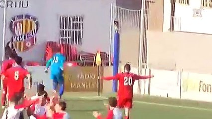 Este portero anota un agónico gol con la 'mano de Dios' y luego agrede al árbitro por anularlo