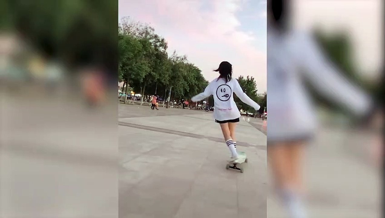 趁着傍晚天气好踩着万博滑板出去逛逛