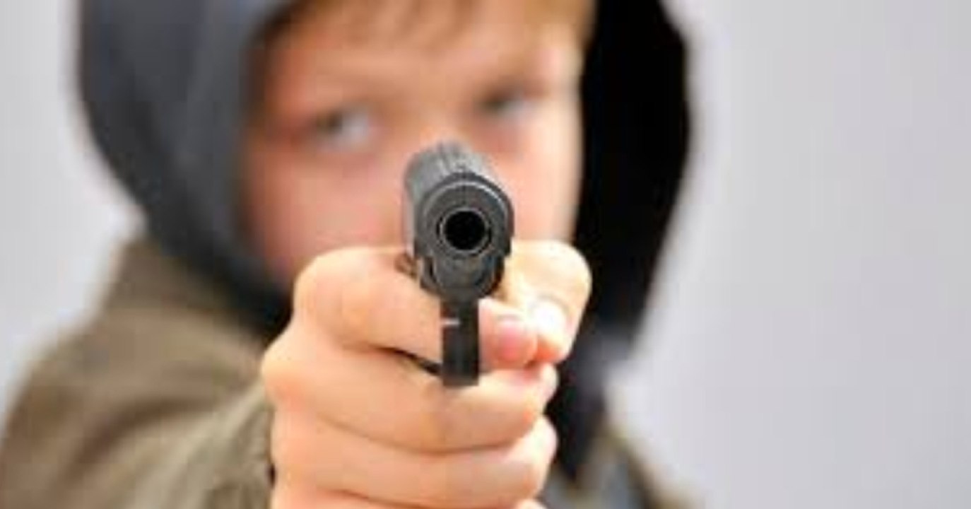 El niño de 4 años encuentra una pistola debajo del colchón y le pega un balazo en la cara a su madre embarazada