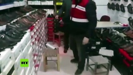 Así pilla la policía turca a unos contrabandistas que tenían una Biblia de 1.200 años