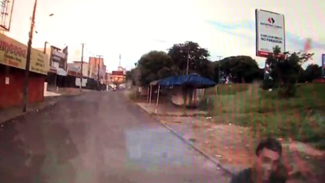 Câmera instalada em Van registra ação de assaltantes armados; trio roubou pertences de vários passageiros