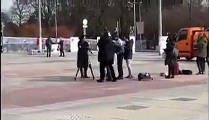 Así le da una patada en el culo la policía suiza a Marta Rovira y al séquito de TV3 por ilegales