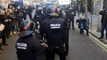 Con esta elegancia desalojan los Mossos en volandas al diputado de la CUP por ser un 'tirado'