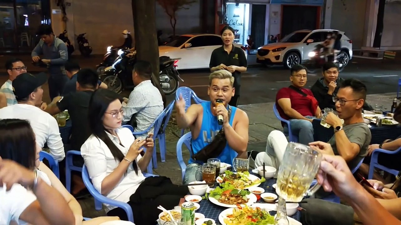 Thanh niên ngẫu hứng hát siêu phẩm DESPACITO tại Vỹ Dạ Quán khiến thực khách vỗ tay ầm ầm