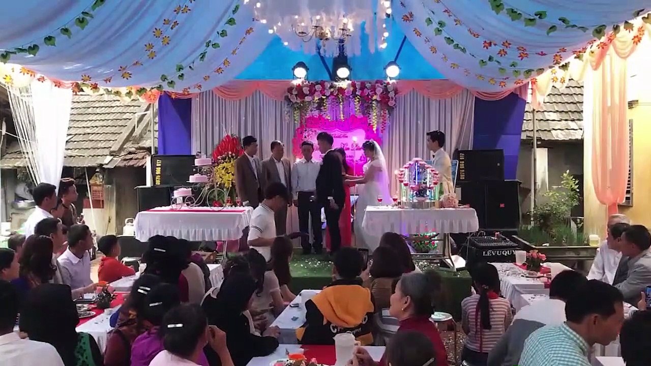 Chú rể mời bố uống rượu nhưng bố nhất định không cầm ly, thanh niên tức quá đập tan nát đám cưới trước 2 họ