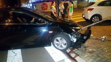 Dois veículos Ônix se envolvem em acidente no Centro