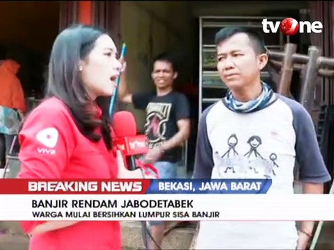 Warga Pondok Gede Permai Bersihkan Lumpur Sisa Banjir