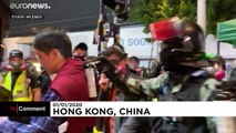 شاهد: شرطي يهدد نائب في البرلمان برشه برذاذ الفلفل في هونغ كونغ