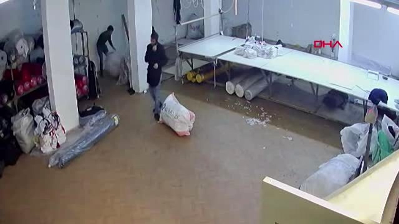 Bağcılar'da çalıştığı iş yerinden hırsızlık yapan şüpheli kamerada