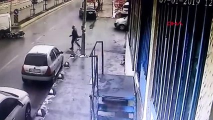 Motorun üstünde zamanla yarışıyor, canlarını hiçe sayıyorlar